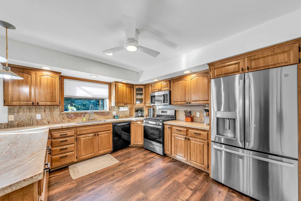  Kitchen: Keurig, Crockpot, blender, cooking utensils, tableware  
