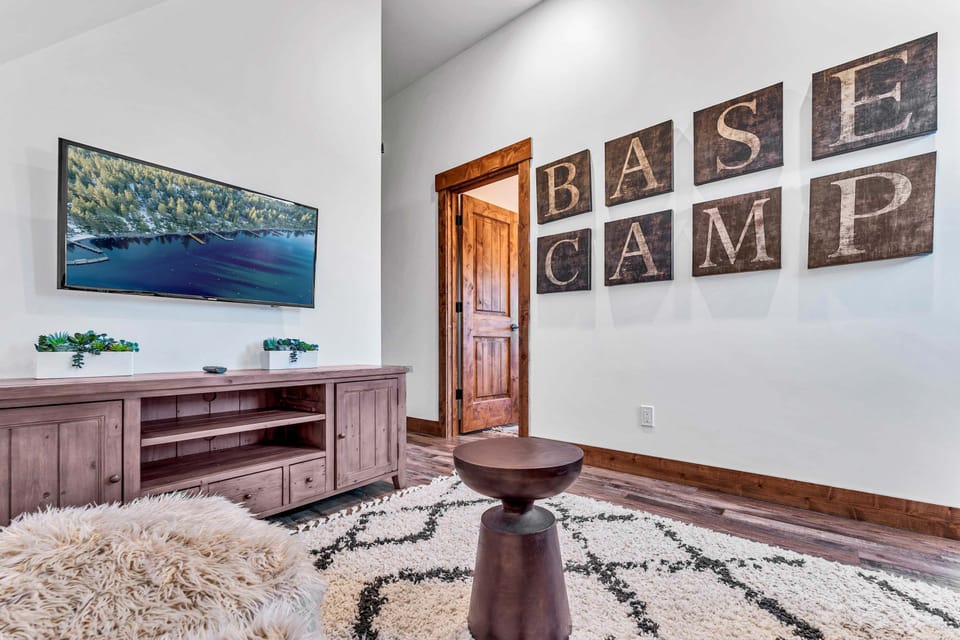 Living room 2: Smart TV, upper floor