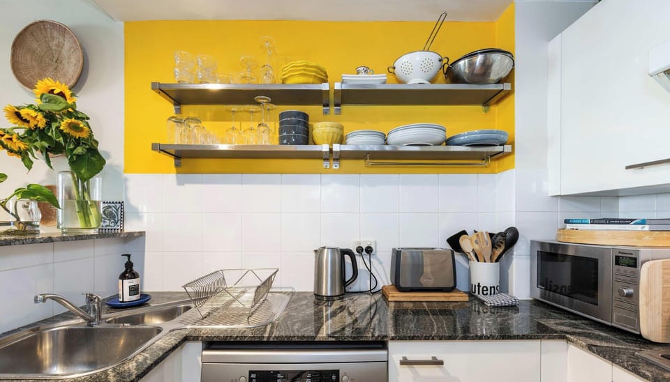 Microwave oven as well as conventional oven