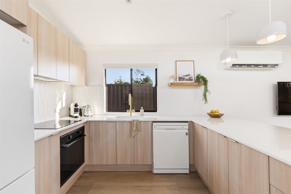 Gourmet Kitchen including induction cooktop, oven, filtered drinking water & dishwasher, Fireplace & Air-conditioning