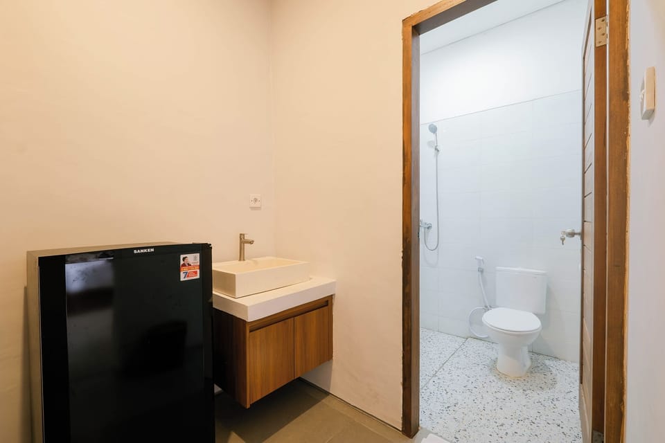 Deluxe Studio | Bathroom | Shower, rainfall showerhead, free toiletries, towels