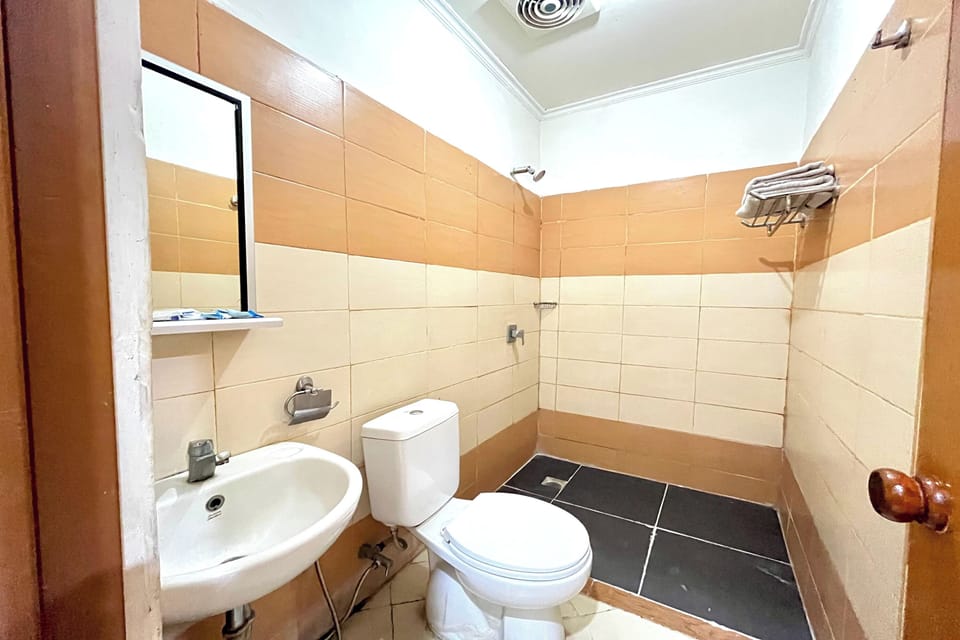 Standard Room | Bathroom | Shower, rainfall showerhead, free toiletries, towels