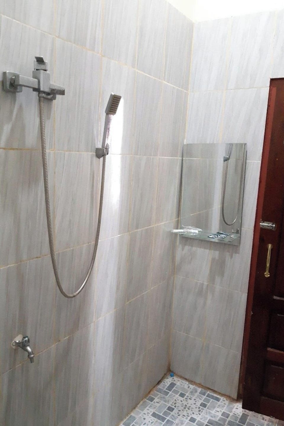 Deluxe Room | Bathroom | Shower, rainfall showerhead, free toiletries, towels