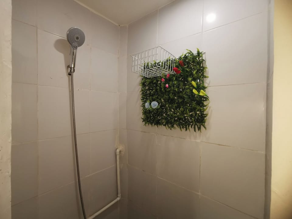 Superior Shared Dormitory, Mixed Dorm | Bathroom | Shower, free toiletries, hair dryer, towels