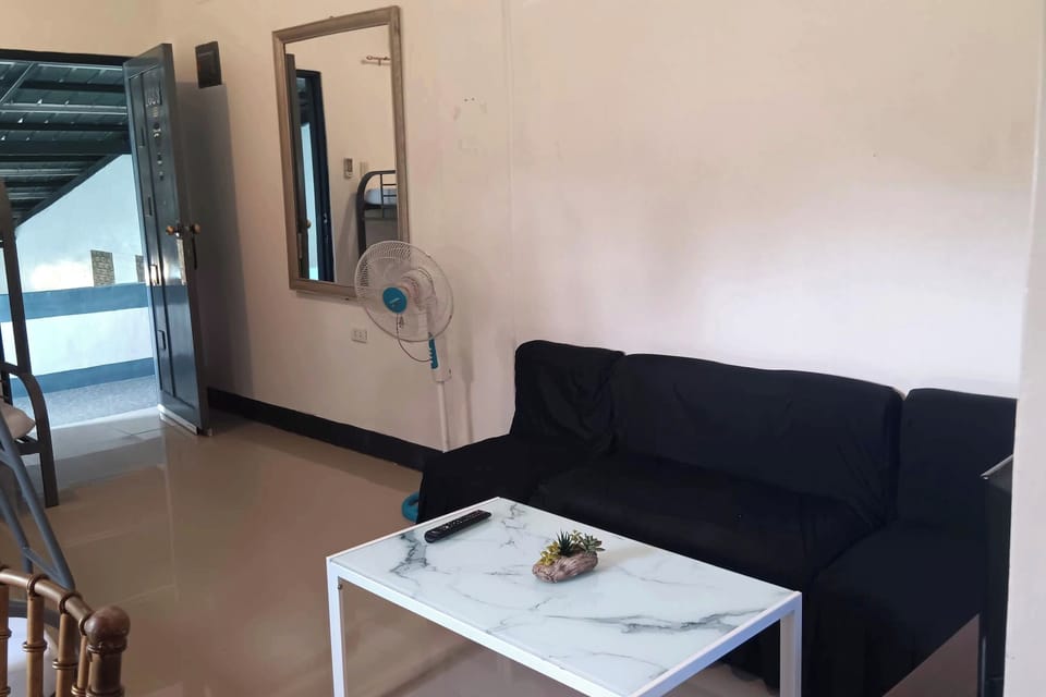 Family Room | Minibar, desk, free WiFi, bed sheets