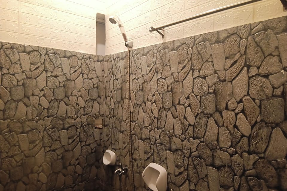 Family Room | Bathroom | Shower, rainfall showerhead, free toiletries, towels