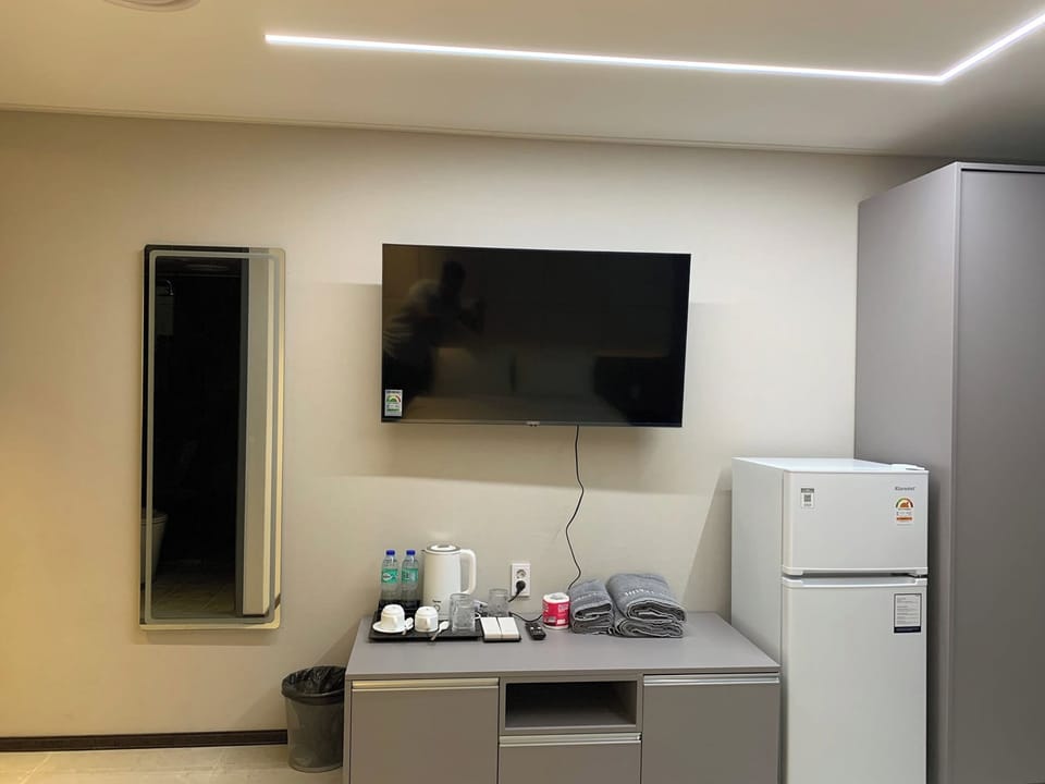 Premium Room | In-room safe, desk, iron/ironing board, free WiFi