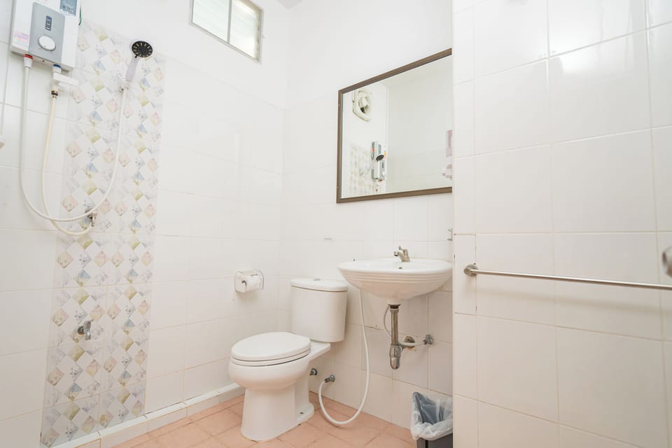 Shower, rainfall showerhead, free toiletries, hair dryer