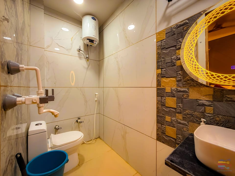 Superior Room, 1 Double Bed | Bathroom | Shower, free toiletries, slippers, towels
