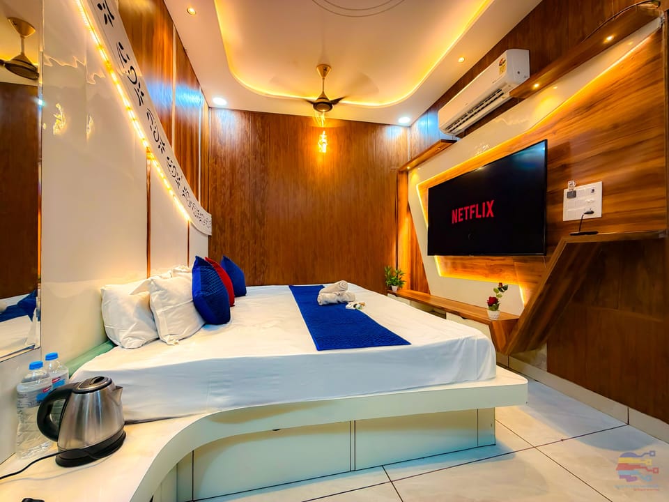 Luxury Room | Hypo-allergenic bedding, in-room safe, soundproofing, iron/ironing board