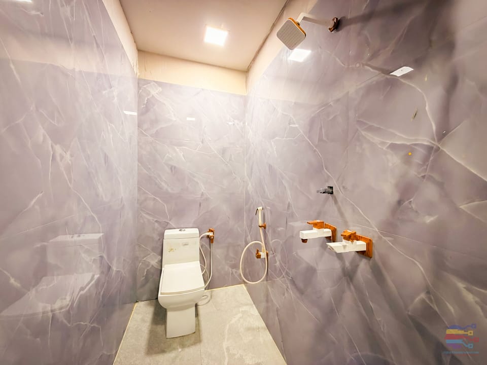 Family Room | Bathroom | Shower, free toiletries, slippers, towels