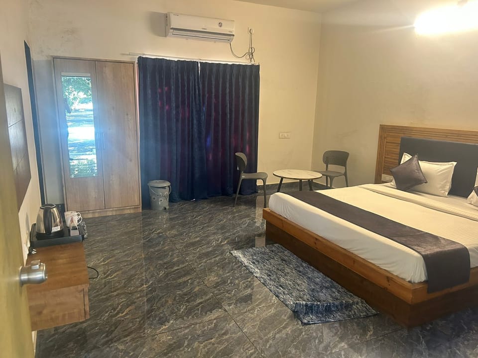 Deluxe Double Room | Desk