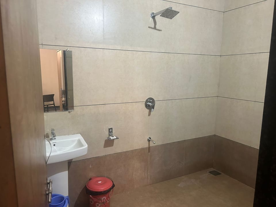 Deluxe Double Room | Bathroom | Shower, free toiletries, towels, soap