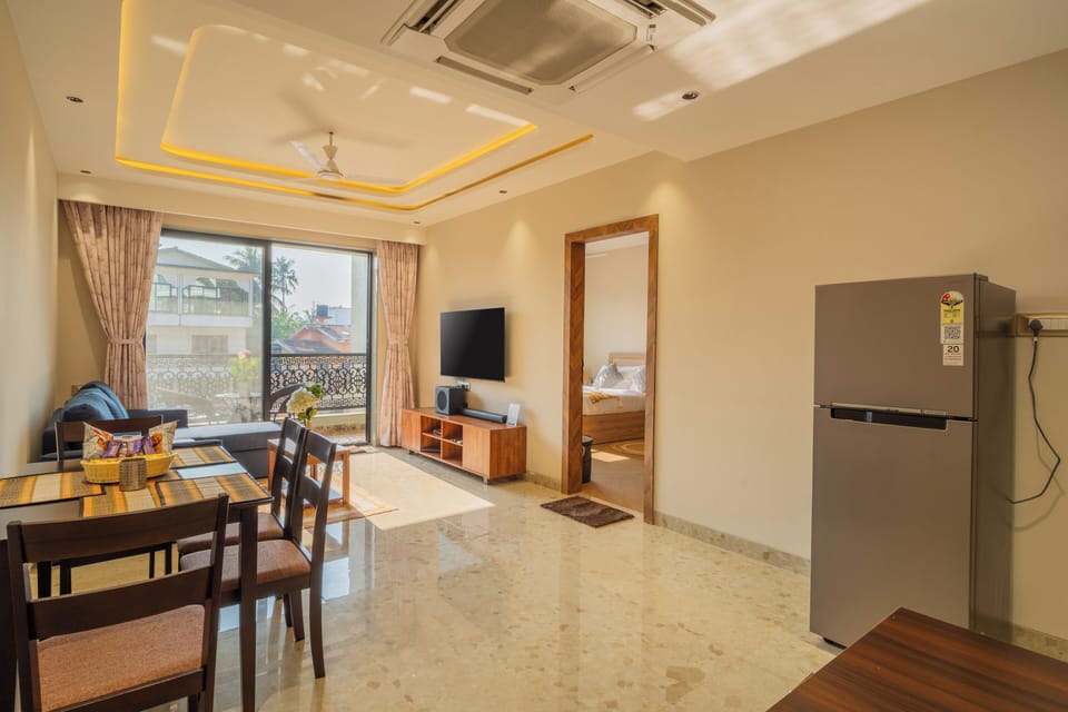 Apartment, 1 King Bed, Balcony, City View | In-room dining