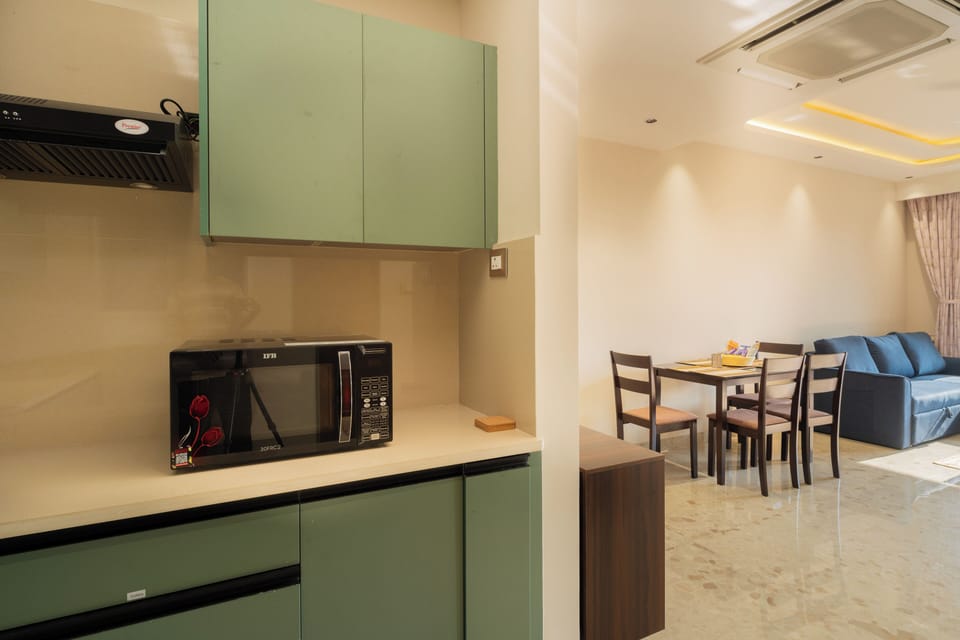 Apartment, 1 King Bed, Balcony, City View | In-room dining
