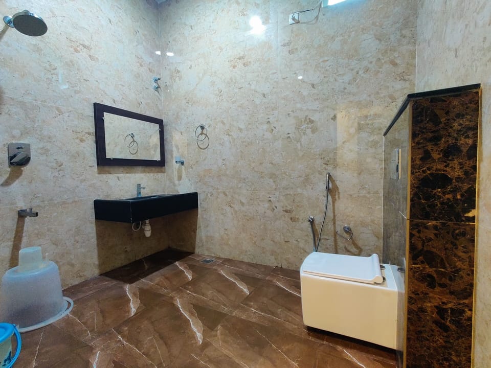 Superior Room | Bathroom | Shower, free toiletries, towels, shampoo