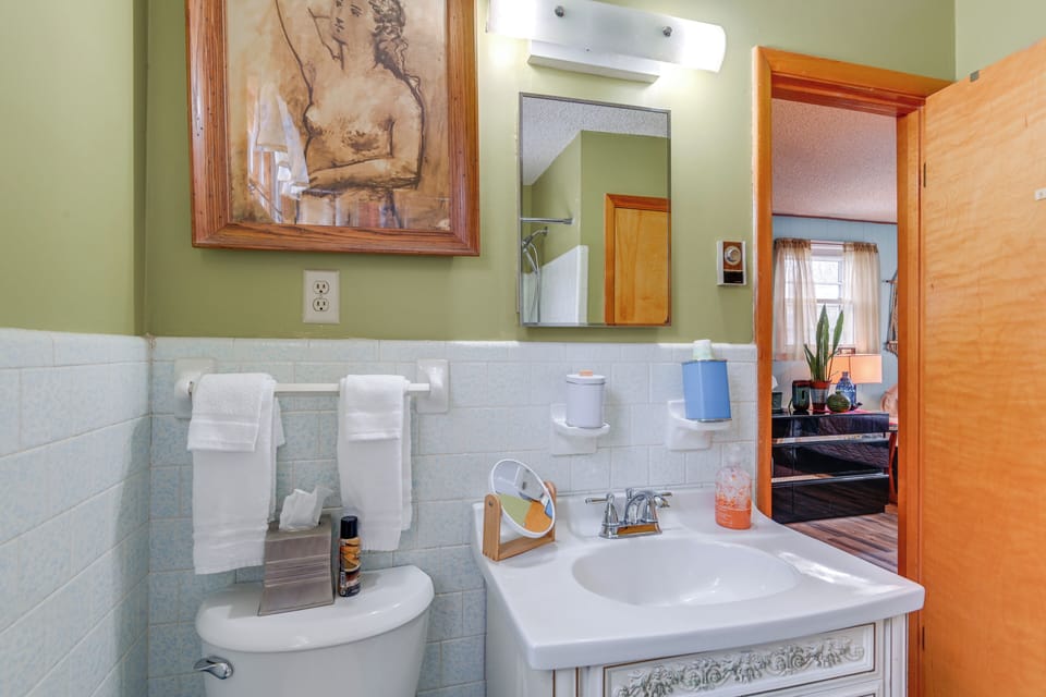 6 Mi to Downtown: 70s-themed Home in Nashville! Cottage in East Nashville
