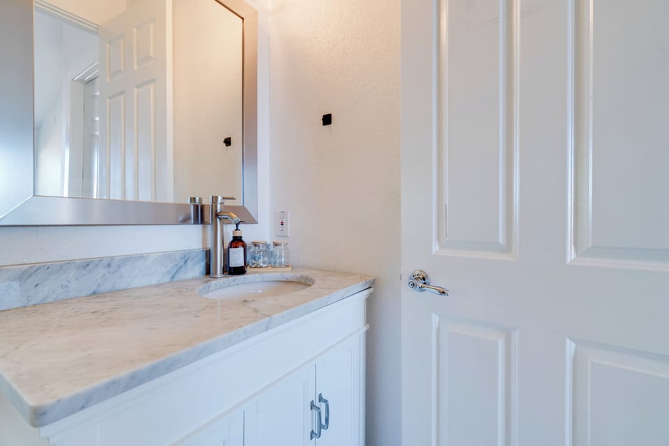 Stylish Apt Near Lake Travis w/ Entertainment Apartment in Lake Travis