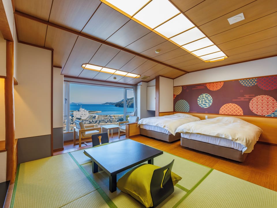 Down comforters, in-room safe, soundproofing, WiFi (free)
