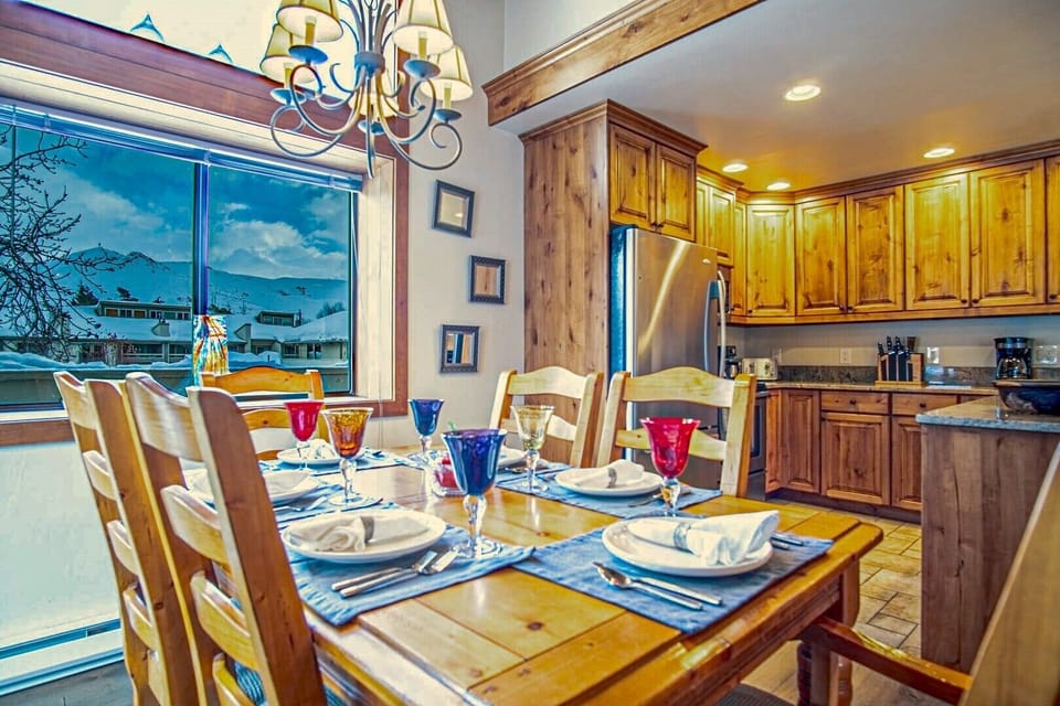 Dining table for 6 - when you're not sampling the fine selection of nearby restaurants