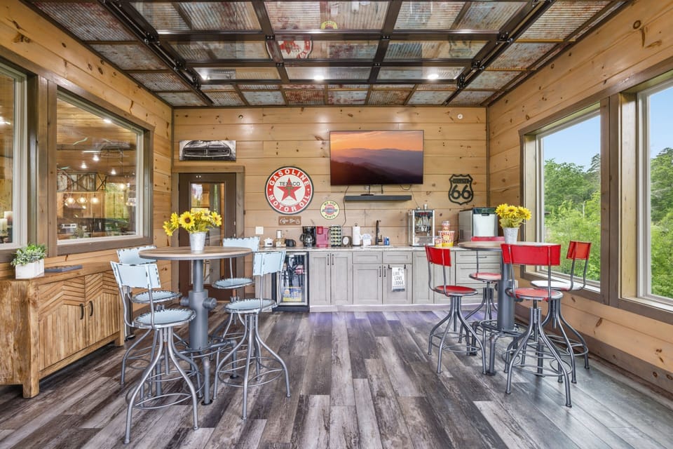 Cabin, 6 Bedrooms | Dining