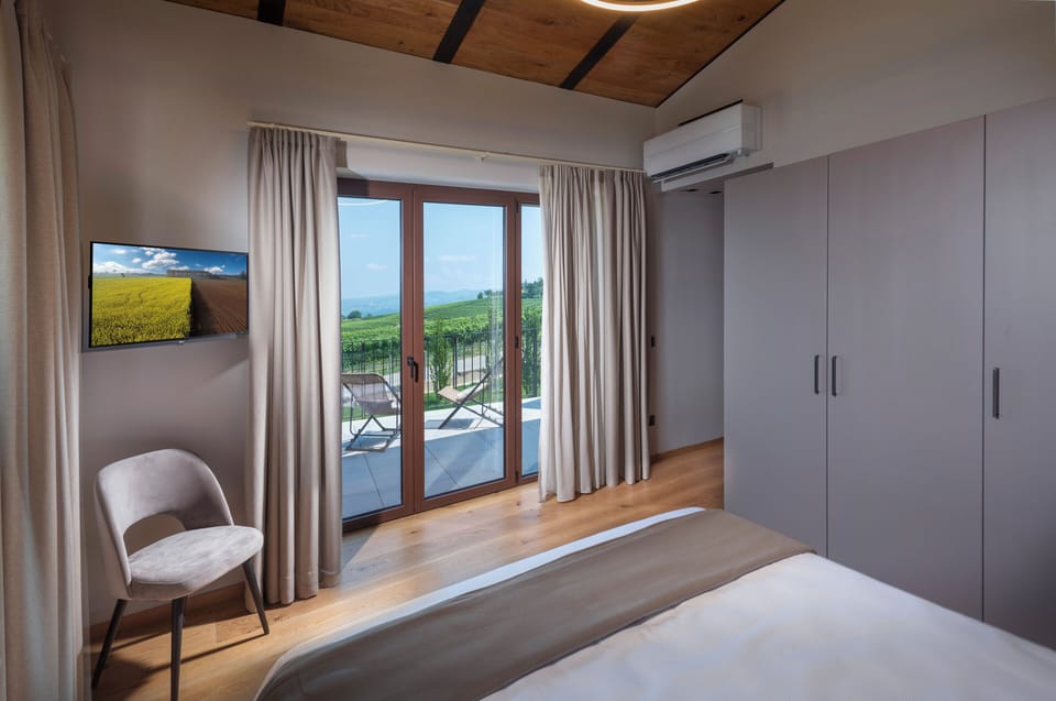 Superior Suite, 1 Queen Bed with Sofa bed, Vineyard View | Premium bedding, down comforters, minibar, in-room safe