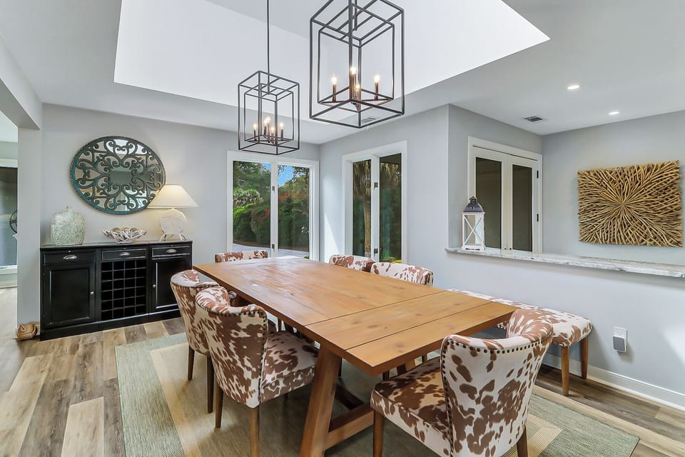 32 Full Sweep | Dining Table
