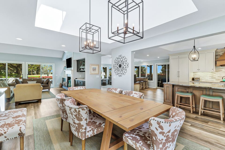 32 Full Sweep | Dining Table