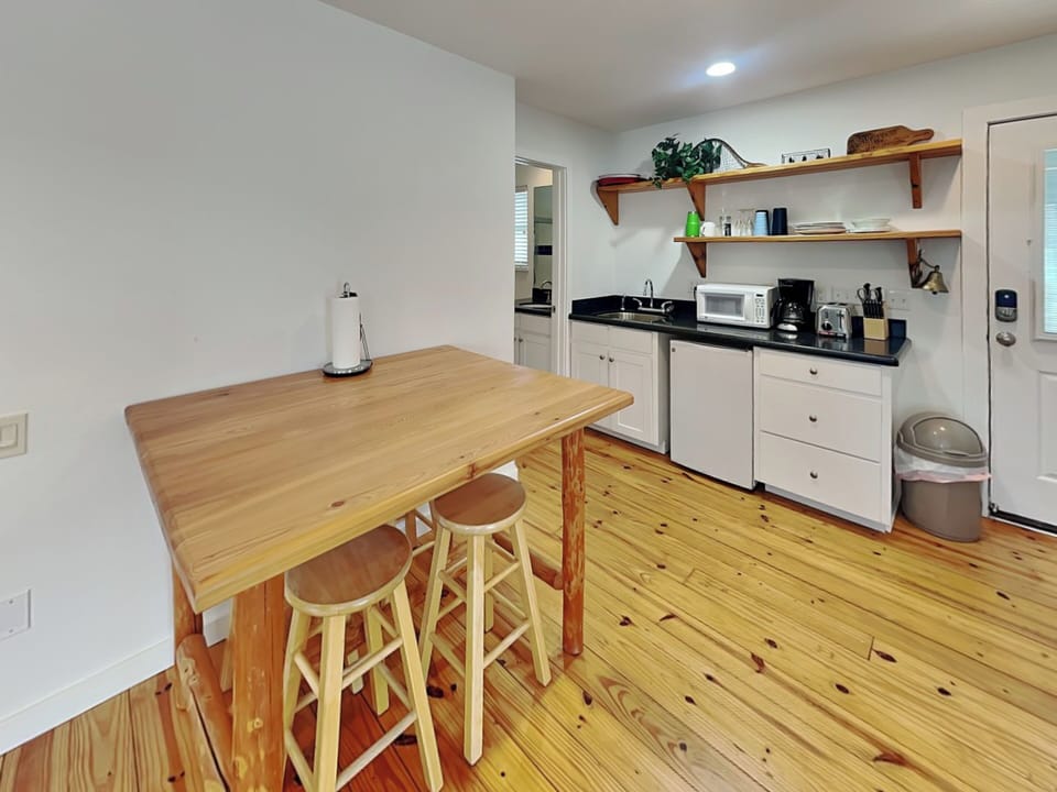 Detached Floor - Kitchenette & Dining Table