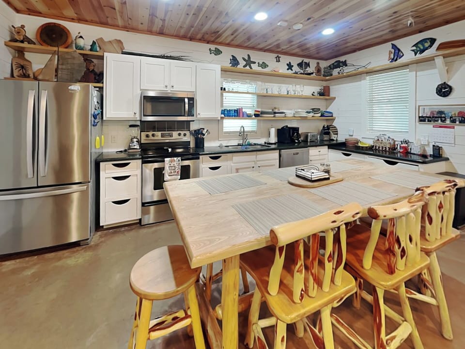 Kitchen & Dining
