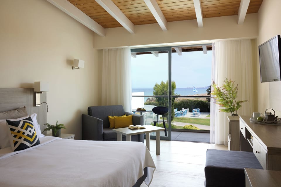 Deluxe Room Side Sea View | Minibar, in-room safe, blackout drapes, free cribs/infant beds