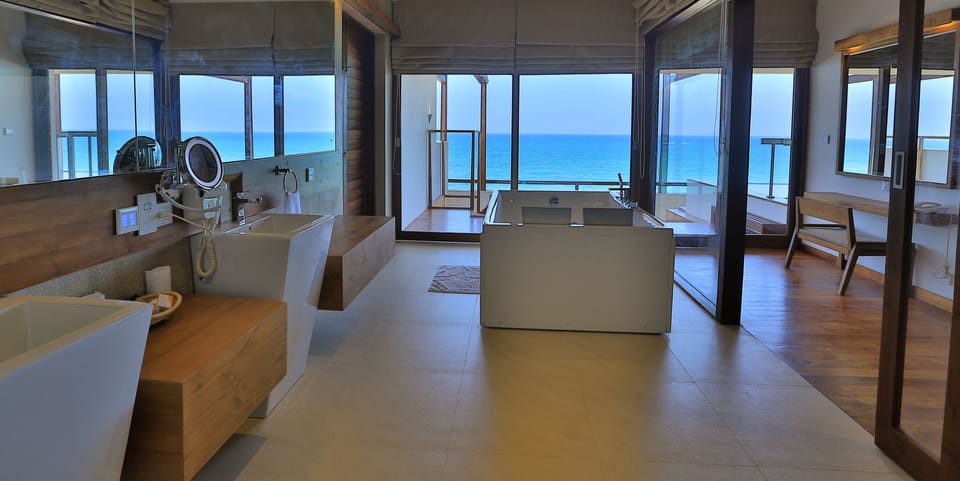 Royal Suite | Bathroom | Shower, rainfall showerhead, free toiletries, hair dryer