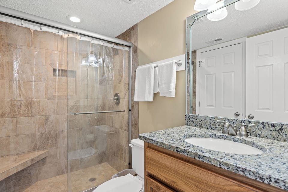 Hall bath with adjoining door to 2nd bedroom