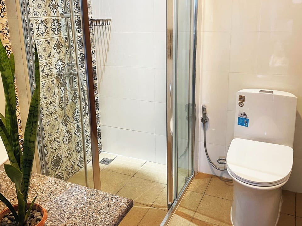 Standard Room, Beach View | Bathroom | Shower, hair dryer, bidet, towels