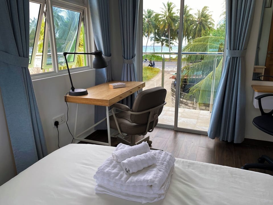 Standard Room, Beach View | Minibar, in-room safe, individually decorated, individually furnished