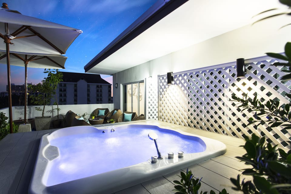 Outdoor spa tub