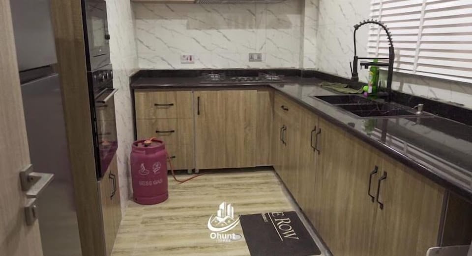 Deluxe Apartment, Balcony, City View | Private kitchen | Fridge, microwave, oven, stovetop