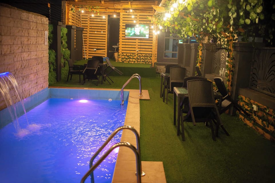 Swim-up bar