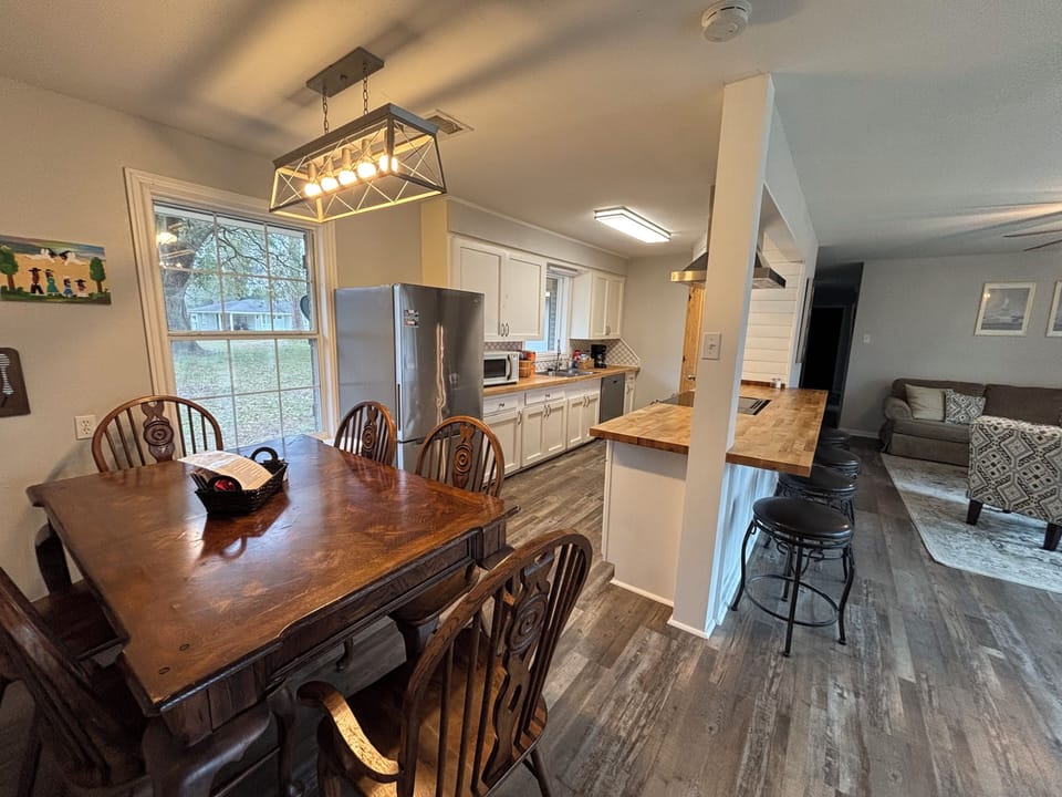 Fully stocked kitchen.  Gatherings up to 20 people permitted. 