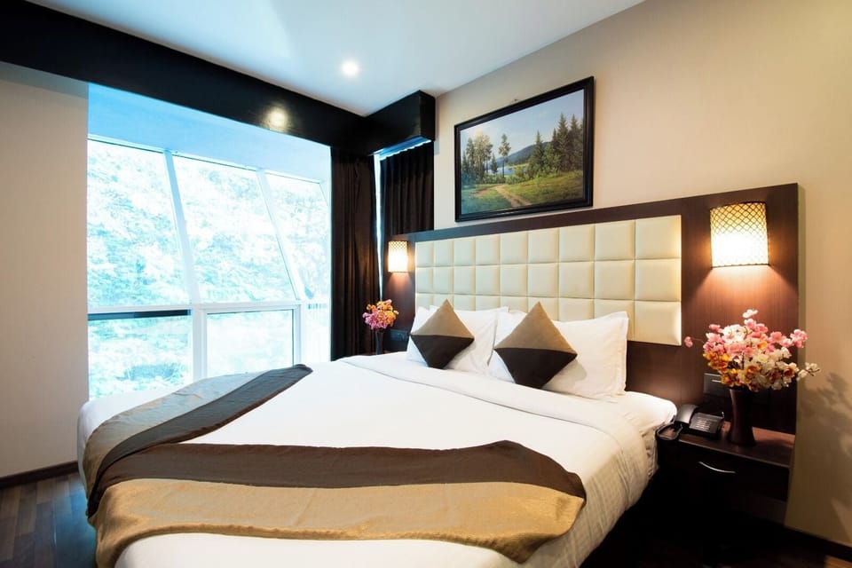 Suite, 1 King Bed | Premium bedding, in-room safe, desk, iron/ironing board