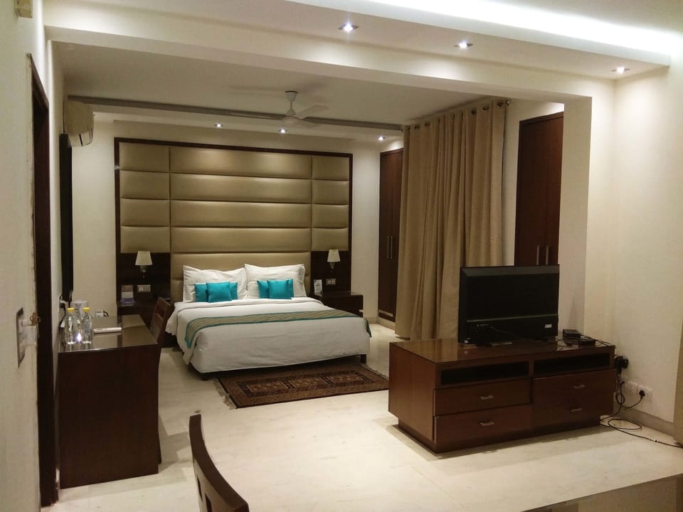 Premium bedding, free minibar, in-room safe, blackout drapes