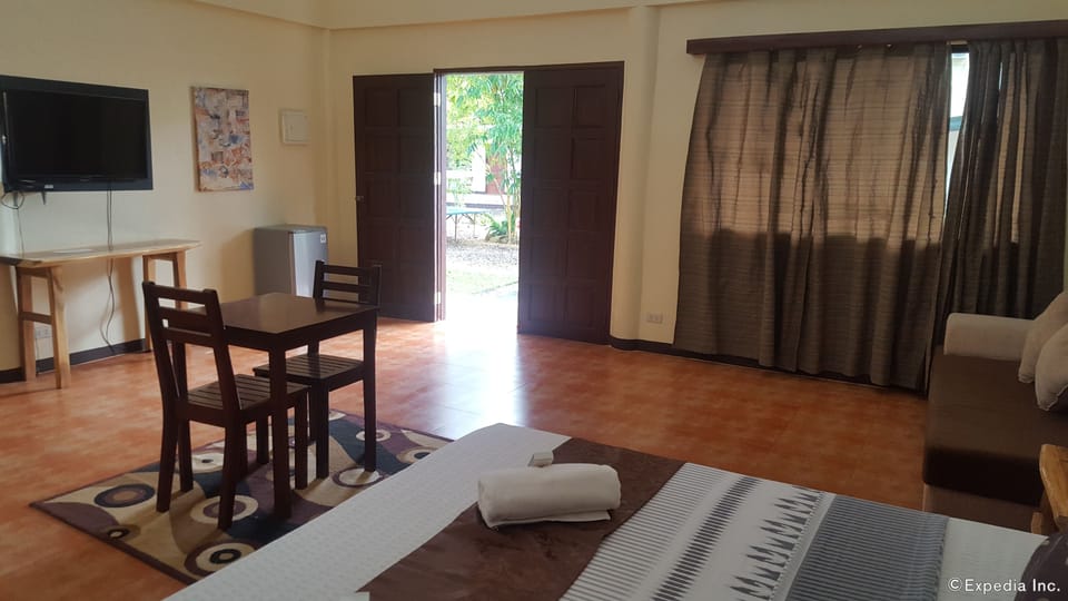 Family Suite, 1 Bedroom, Accessible, Garden View | Desk, soundproofing, WiFi (free), bed sheets