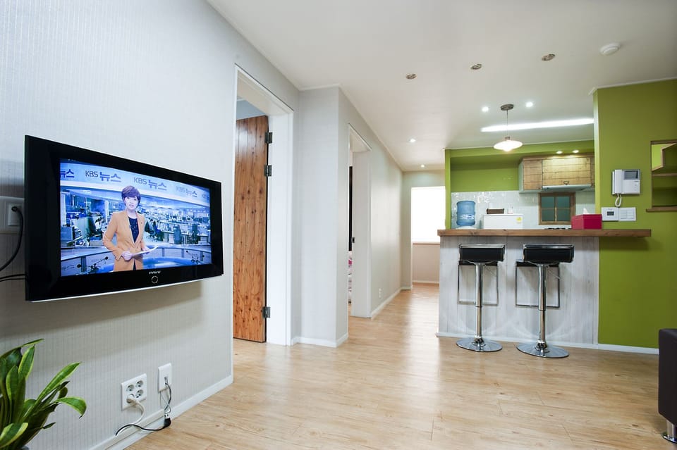 Family Room | Soundproofing, free WiFi