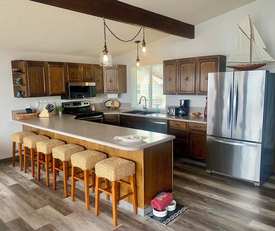 Stainless steel kitchen appliances throughout and large eating bar that seats 6!