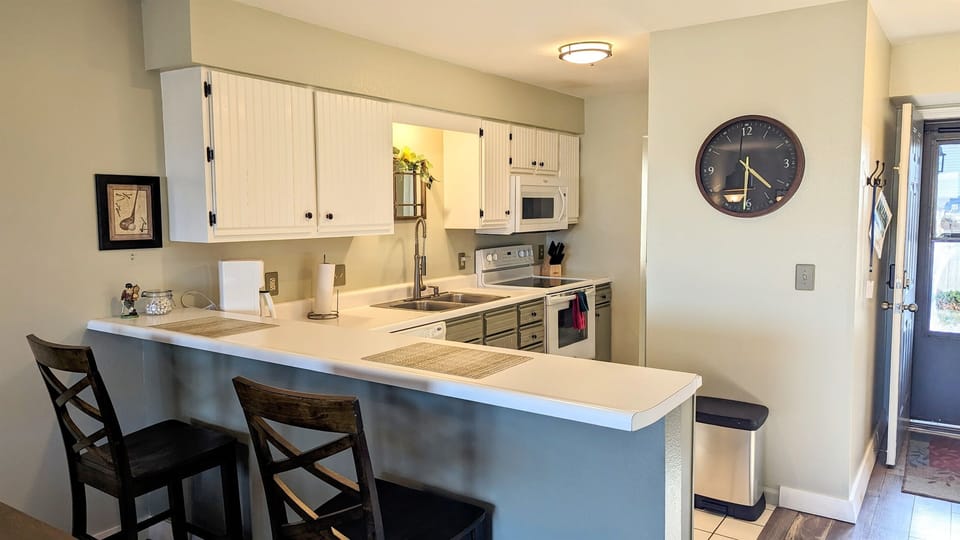 Fully equipped kitchen with bar seating for two