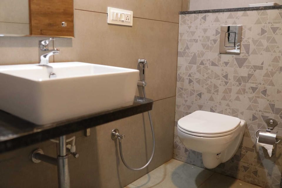 Deluxe Double Room | Bathroom | Soap, shampoo