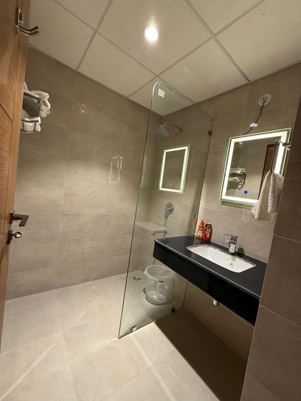 Deluxe Double Room, Balcony, City View | Bathroom | Shower, free toiletries, bathrobes, slippers