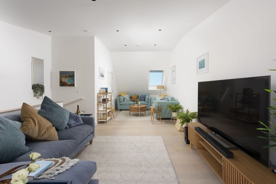 Sofa, Smart Tv -Solstice Beach House