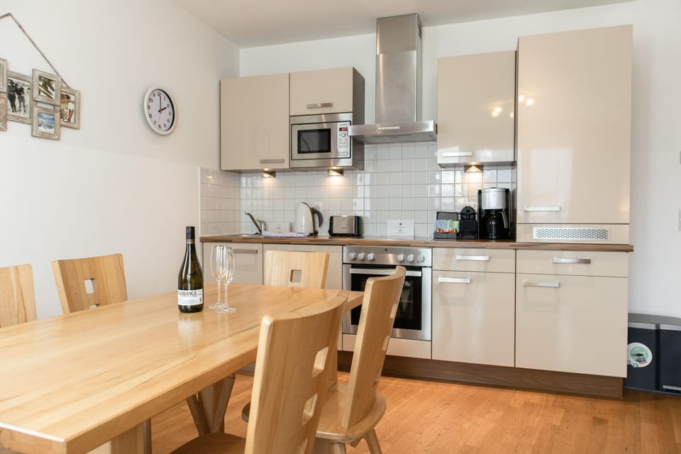 Panoramic Apartment, 2 Bedrooms (Incl. 163 EUR cleaning fee) | In-room dining