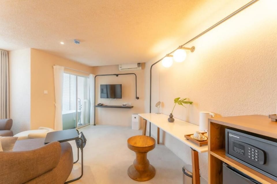 Suite City View with bathtub | Living area | TV